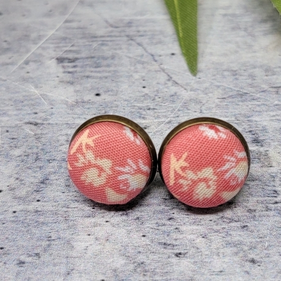 New Handmade | Upcycled Pink Floral Button Stud Earrings - Picture 1 of 3